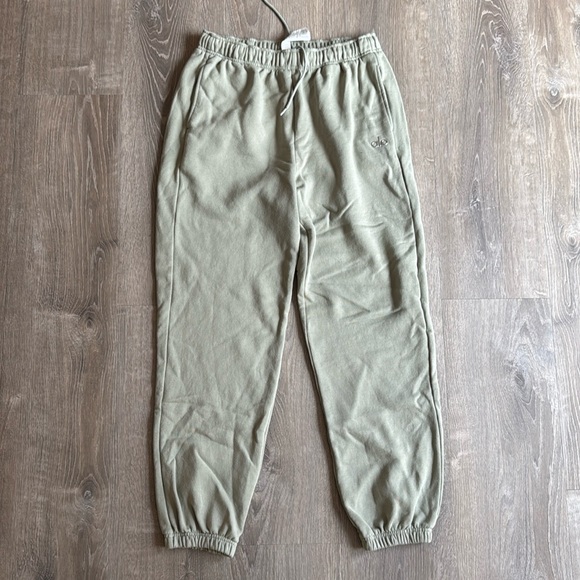 Alo Yoga Sweatpants - Picture 1 of 3